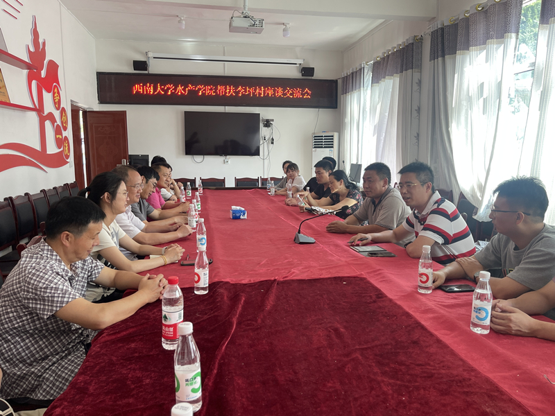 在城口县咸宜镇李坪村,专家教授们和英国上市公司官网365教务处副处长、驻李坪村第一书记易鹏座谈_副本.jpg