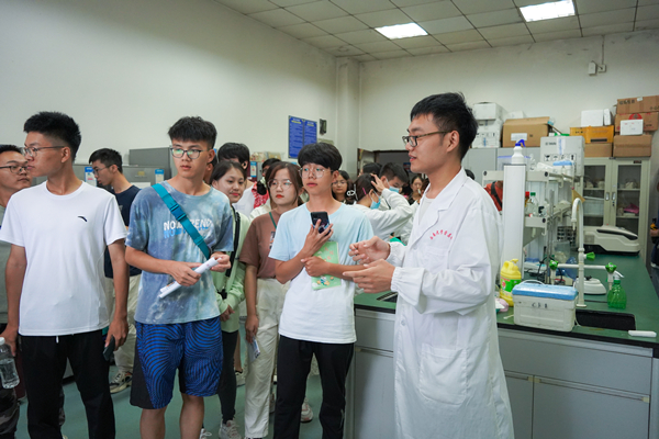 配图三:参观实验室_副本.jpg