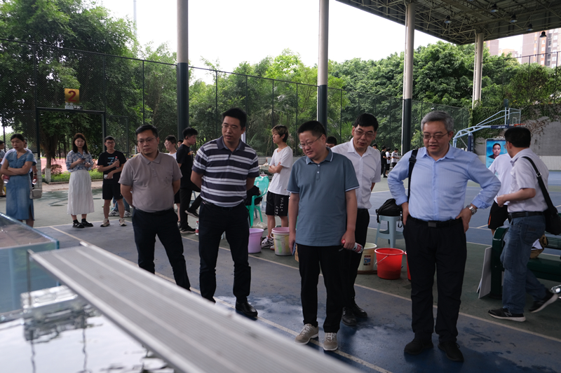 英国上市公司官网365创新创业学院经理张斌,教务处副处长易鹏,党委学工部副部长、荣昌校区员工工作办公室主任经刚关心指导大赛工作.jpg