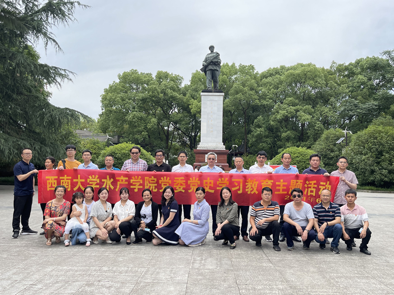 邱少云烈士纪念馆合影.jpg